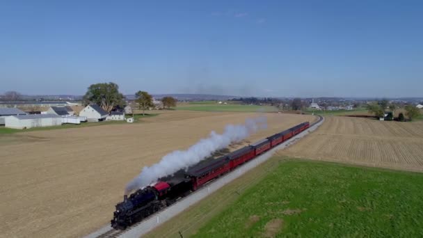 Vue Aérienne Une Ancienne Locomotive Vapeur Restaurée Avec Des Voitures — Video