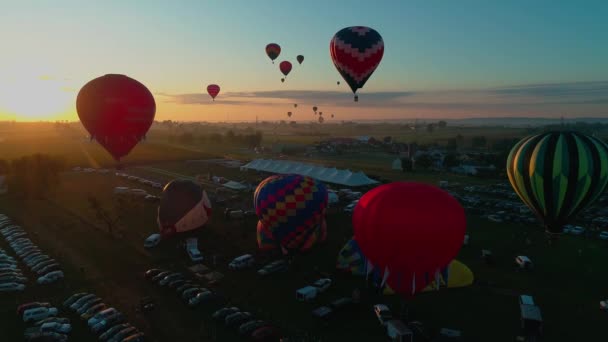 Вид Воздуха Несколько Воздушных Шаров Рано Утром Вылетают Солнце Время — стоковое видео