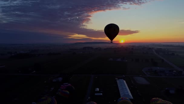 Légi Kilátás Több Hőlégballon Kora Reggel Felszáll Napra Egy Fesztivál — Stock videók