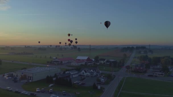 Flygfoto Flera Varmluftsballonger Tidigt Morgonen Lyfter Solen Festival Solig Sommardag — Stockvideo
