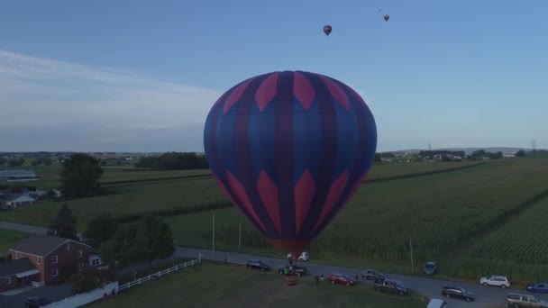 Légi Felvétel Hőlégballonokról Amelyek Farmokon Lebegnek Egy Késő Délutáni Fesztiválon — Stock videók