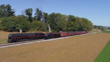 Antika Restore Edilen Buhar Motorlarının Hava Görüntüsü Güneşli bir yaz gününde Dumanı Yük ve Yolcu Arabalarıyla Isındırıyor