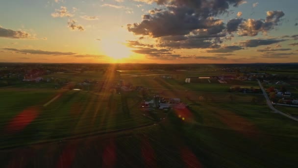 Вид Воздуха Золотой Час Над Фермы Пенсильвании Земли Сараями Голубым — стоковое видео