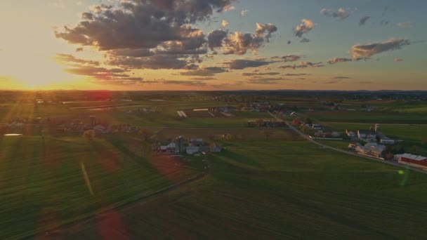 Widok Lotu Ptaka Złotą Godzinę Widokiem Farmę Pensylwanii Stodołami Rolnikiem — Wideo stockowe