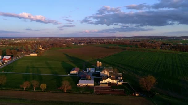 Pensilvanya Çiftliklerine Bakan Altın Saatin Havadan Görünüşü Ahırlar Mavi Gökyüzü — Stok video