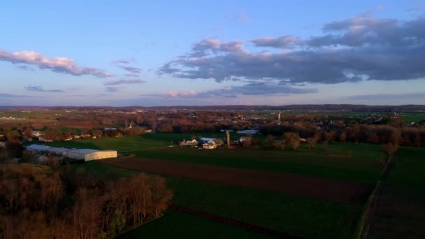 俯瞰宾夕法尼亚农场上空金光闪闪的景象 农场里有谷仓 蓝天和乌云 — 图库视频影像