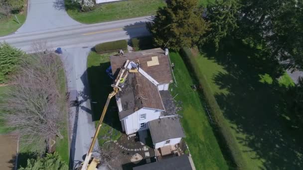 Letecký Pohled Amišské Muže Nahrazující Střechu Starém Statku Pomocí Starých — Stock video