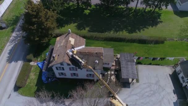 Letecký Pohled Amišské Muže Nahrazující Střechu Starém Statku Pomocí Starých — Stock video