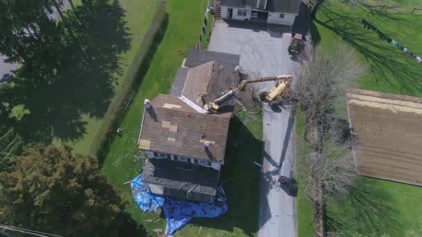 Vista Aérea Homens Amish Substituindo Telhado Uma Antiga Casa Fazenda — Vídeo de Stock