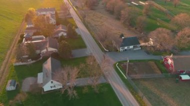 Güneşli bir bahar gününde öğleden sonra bir at arabasını takip etmenin havadan görüntüsü.