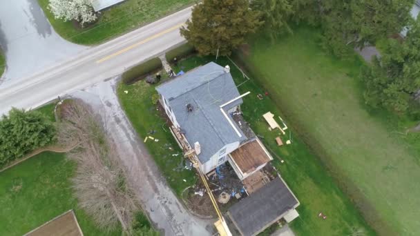 Vista Aérea Los Hombres Amish Reemplazando Techo Una Antigua Casa — Vídeo de stock