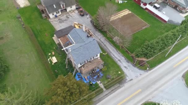 Vista Aérea Los Hombres Amish Reemplazando Techo Una Antigua Casa — Vídeo de stock