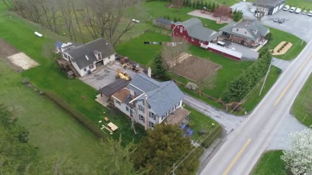 Vista Aérea Los Hombres Amish Reemplazando Techo Una Antigua Casa — Vídeo de stock