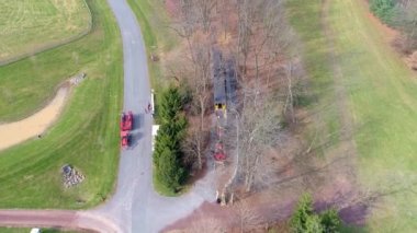 Yenilenmiş Antika Buhar Motoru 'nun Kış Gününde Ağaçların Arasında Görüldüğü Gibi Aşağı Bakış