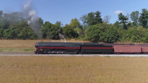 古代の復元された蒸気機関の空中ビュー晴れた夏の日に貨物車で煙をバックアップ — ストック動画