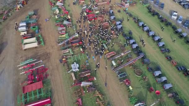 Luftaufnahme Vom Eröffnungstag Eines Amisch Schlammverkaufs Bei Dem Landwirtschaftliche Geräte — Stockvideo