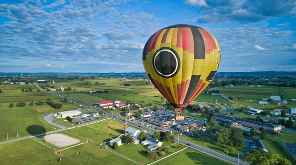 Vista Aérea Céu Azul Múltiplas Nuvens Balão Quente Flutuando Através — Fotografia de Stock