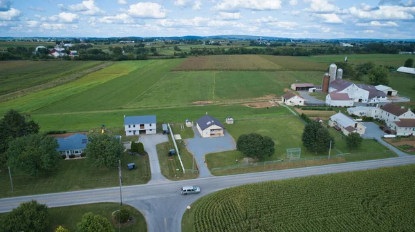 Vista Aérea Campiña Amish Con Graneros Silos Una Casa Escuela — Foto de Stock