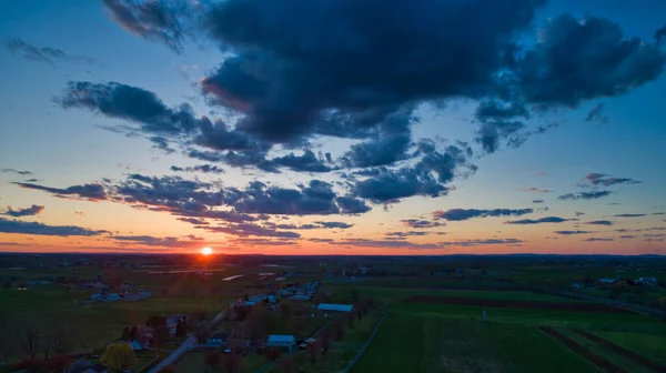 Letecký Pohled Západ Slunce Nad Stodolami Sily Zemědělskými Pozemky Během — Stock fotografie