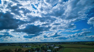 Mavi gökyüzü ve çoklu bulut arkaplanı bir ufuk gösteriyor