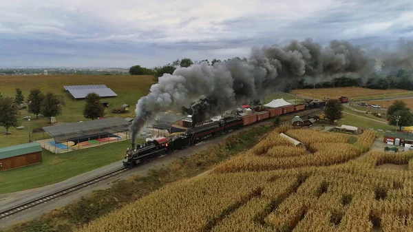 Çift başlı antika havası kırsal alanda şişen buhar motorlarını restore etti