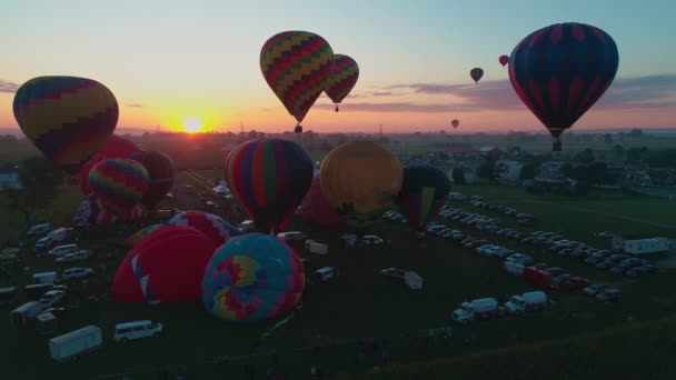 Luchtfoto Van Meerdere Heteluchtballonnen Vroege Ochtend Stijgen Zon Tijdens Een — Stockvideo