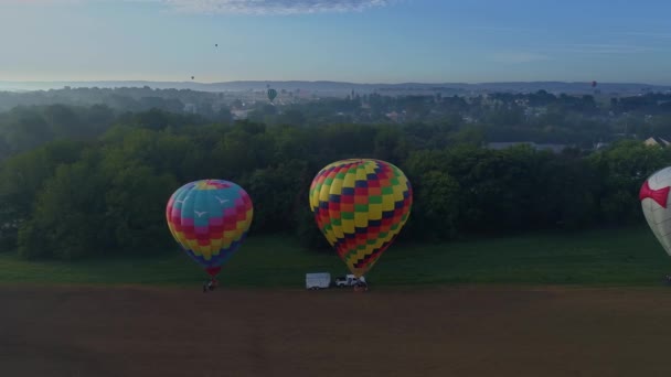 Letecký Pohled Několikanásobné Přistání Horkovzdušných Balónů Během Festivalu Amišské Farmě — Stock video