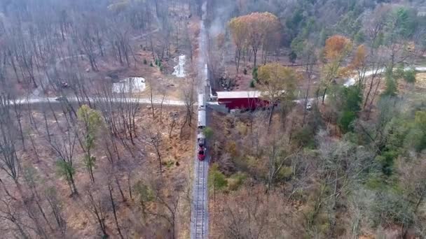 Aerea Una Locomotiva Vapore Restaurata Autovetture Che Viaggiano Soffiando Fumo — Video Stock