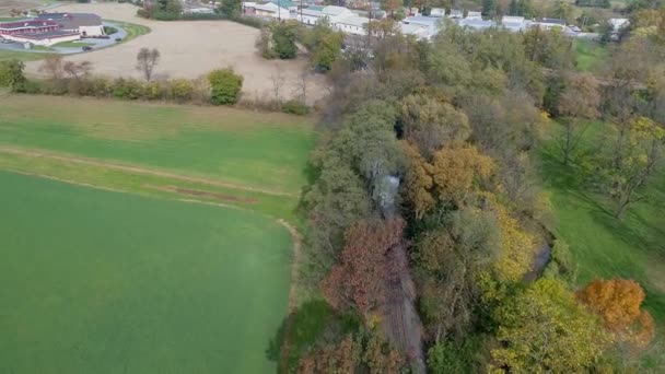 Aerial Nad Głową Wgląd Antycznego Odrestaurowanego Parowozu Podróżującego Przez Jesienne — Wideo stockowe