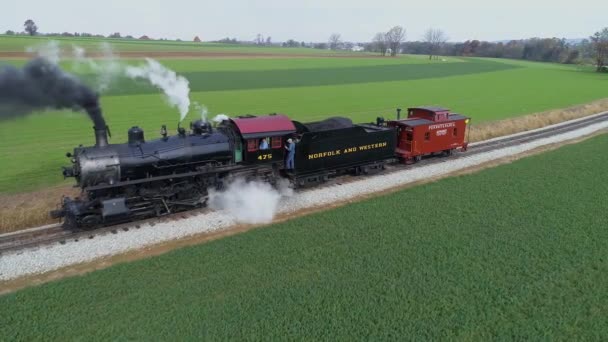 2019年10月 宾夕法尼亚 斯特拉斯堡 在空中近距离观察一辆被修复的老式蒸汽机车在乡间行驶 同时喷出黑白烟和蒸汽 — 图库视频影像