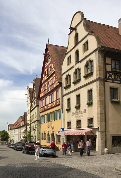 Turisté v Rothenburg ob der Tauber Rathaus, Německo — Stock fotografie