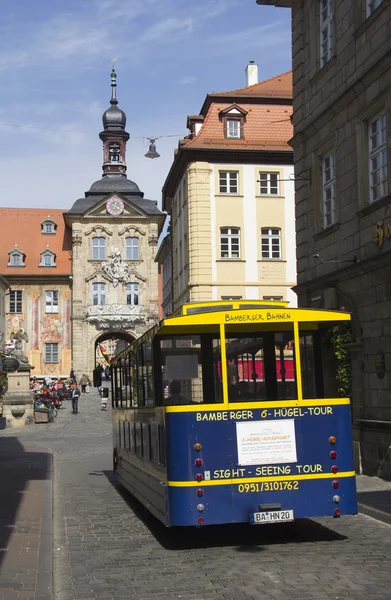 Ônibus turístico local em Bamberg, Alemanha — Fotografia de Stock