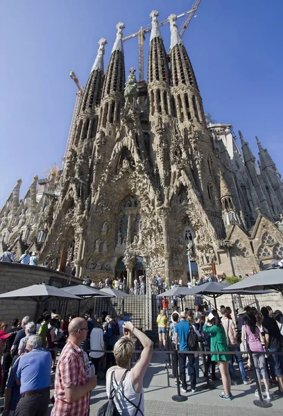 Toeristen in de kathedraal van Barcelona — Stockfoto