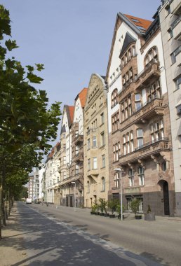 Dusseldorf cadde boyunca Ren