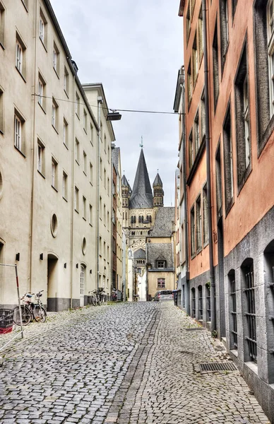 Улица в старом Кёльне, Германия — стоковое фото