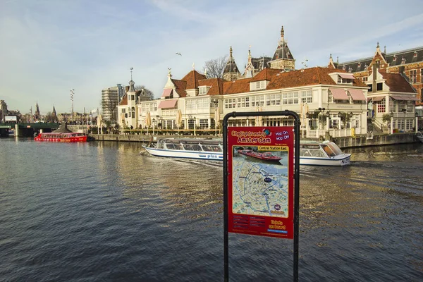 オランダのアムステルダムツアーボート — ストック写真