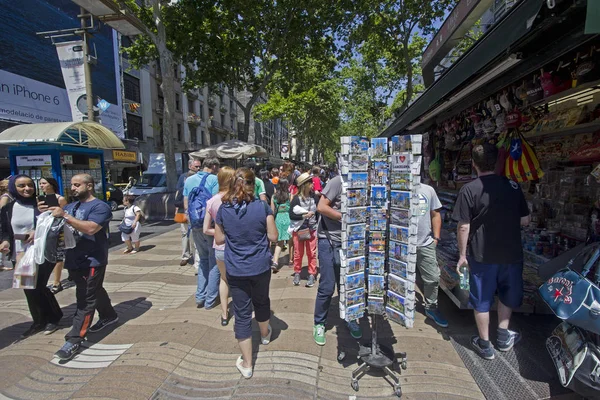 Turistas em Ramblas em Barcelona, Espanha — Fotografia de Stock