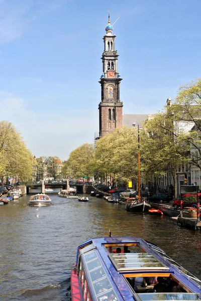 Kanał i wieży Westerkerk — Zdjęcie stockowe