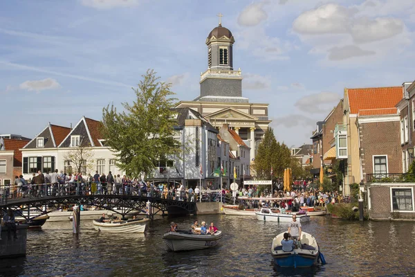 Ludzie, żeglarstwo w kanał w Leiden, Holandia — Zdjęcie stockowe