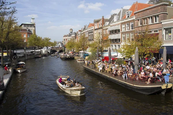 Pessoas de barco em um canal em Leiden, Holanda — Fotografia de Stock