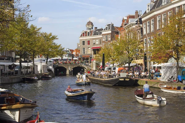 Leiden, Hollanda bir kanalda botla insanlar — Stok fotoğraf