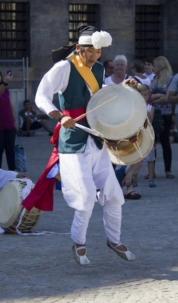 Tibetischer trommler spielt für publikum in amsterdam — Stockfoto