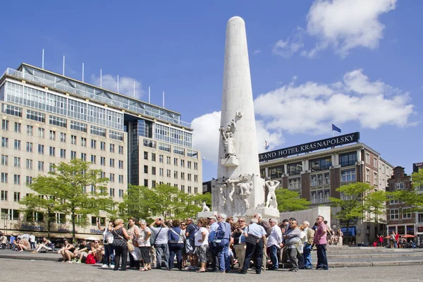 Tour group on Dam square Amsterdam — Stock Photo, Image