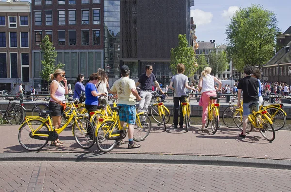 Turister på Anne Frank House i Amsterdam — Stockfoto