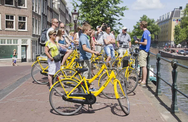 Turistas en bicicleta en Ámsterdam —  Fotos de Stock