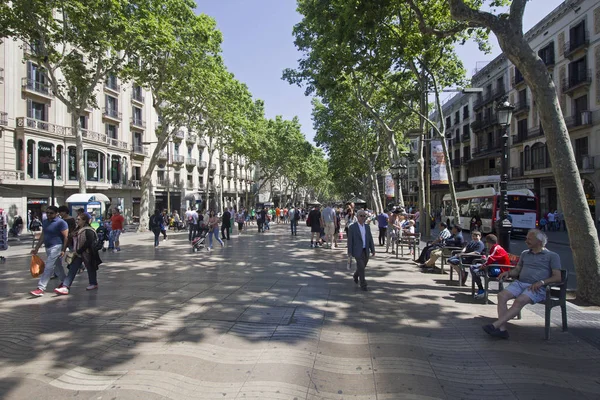 Gente en Ramblas en Barcelona, España —  Fotos de Stock