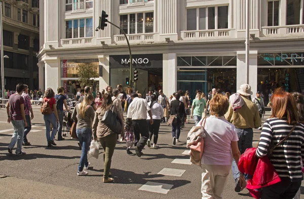 Mensen winkelen in Madrid, Spanje — Stockfoto