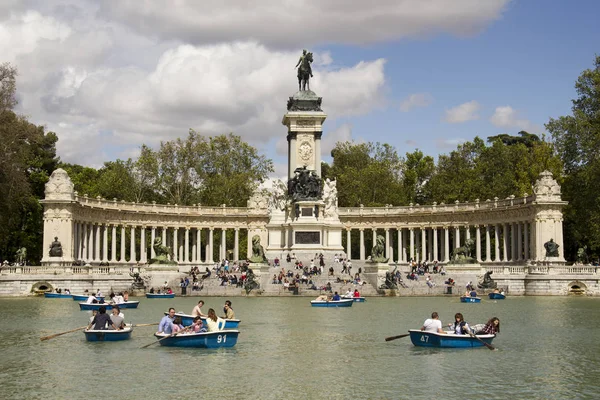 El retiro park in Madrid, Spanje — Stockfoto