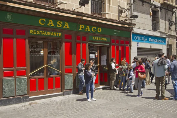 People at a Madrid Restaurant — Stock Photo, Image