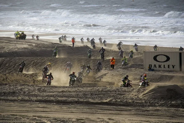 Gara di cross motoristico sulla spiaggia — Foto Stock